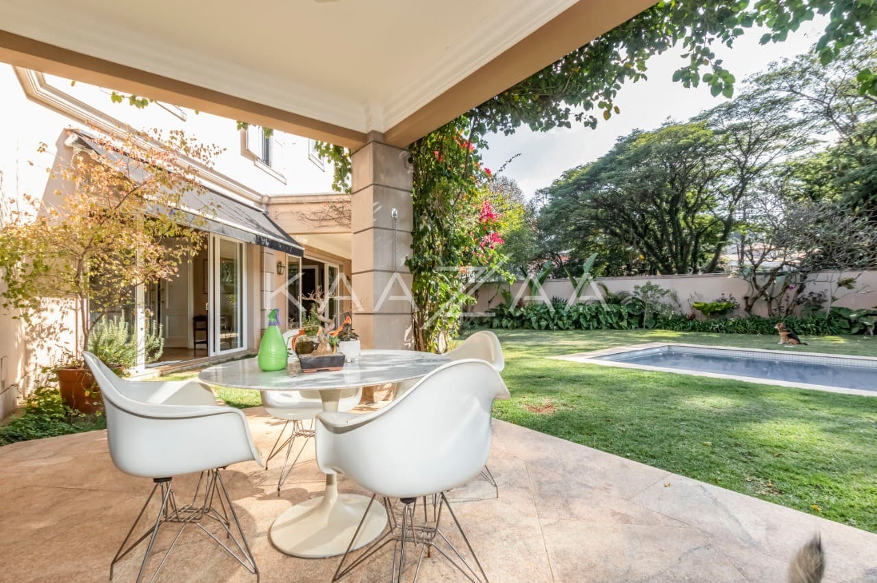 A mistura entre o clássico e o moderno tomam conta dos espaços. Casa deliciosa em rua sem saída, na Cidade Jardim. - Foto 7