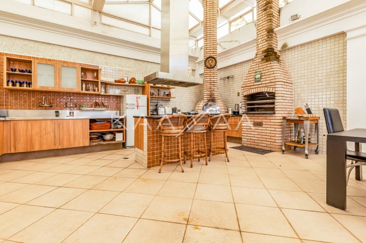 Amplitude e estilo em ambientes interessantes. Esta casa única fica em região privilegiada do Jardim Paulista. - Foto 1