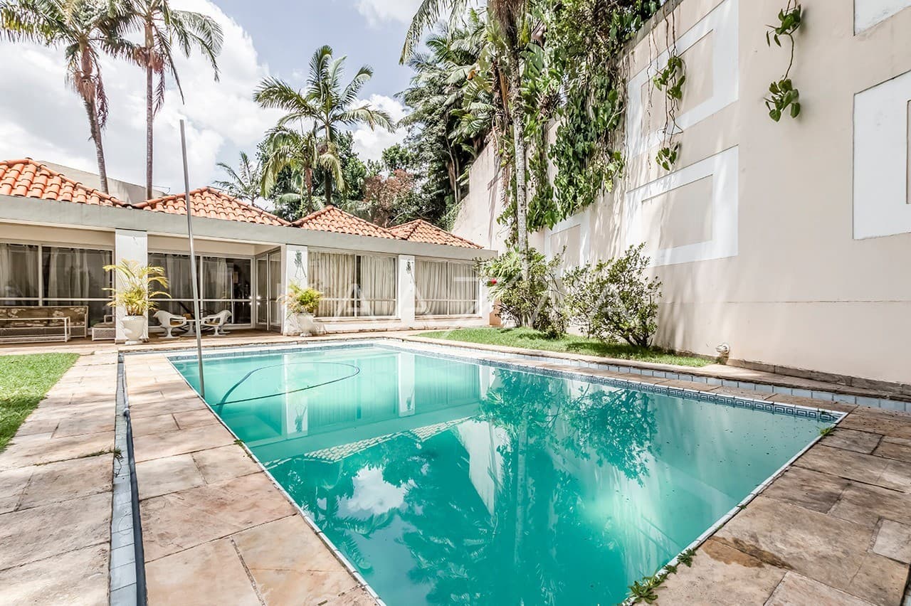 Jardim ensolarado, varanda gostosa e living espaçoso. Casa na Cidade Jardim. - Foto 2