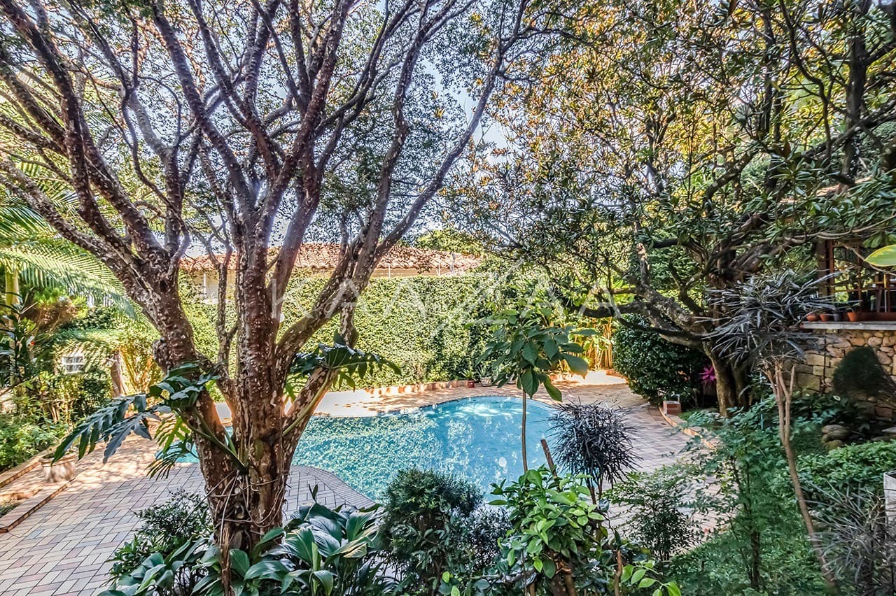 Área gourmet, piscina, atelier, pomar, lago de carpas e vista panorâmica. Casa para comtemplar a vida, no Jardim Guedala. - Foto 3