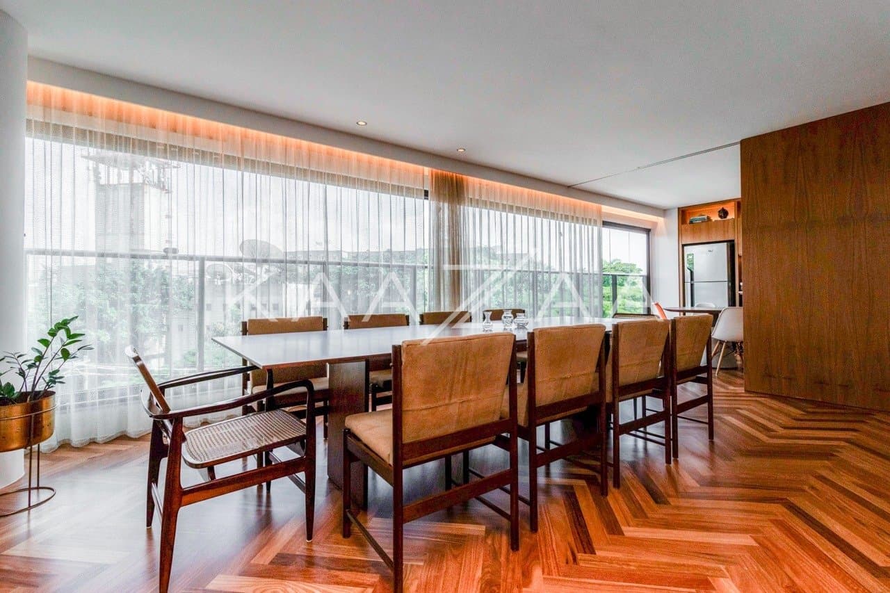 Muito vidro e luz natural com vista para as árvores. Apartamento no Jardim Guedala. - Foto 4