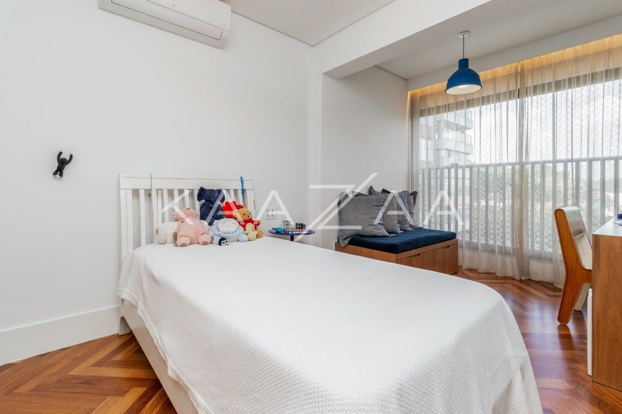 Muito vidro e luz natural com vista para as árvores. Apartamento no Jardim Guedala. - Foto 16