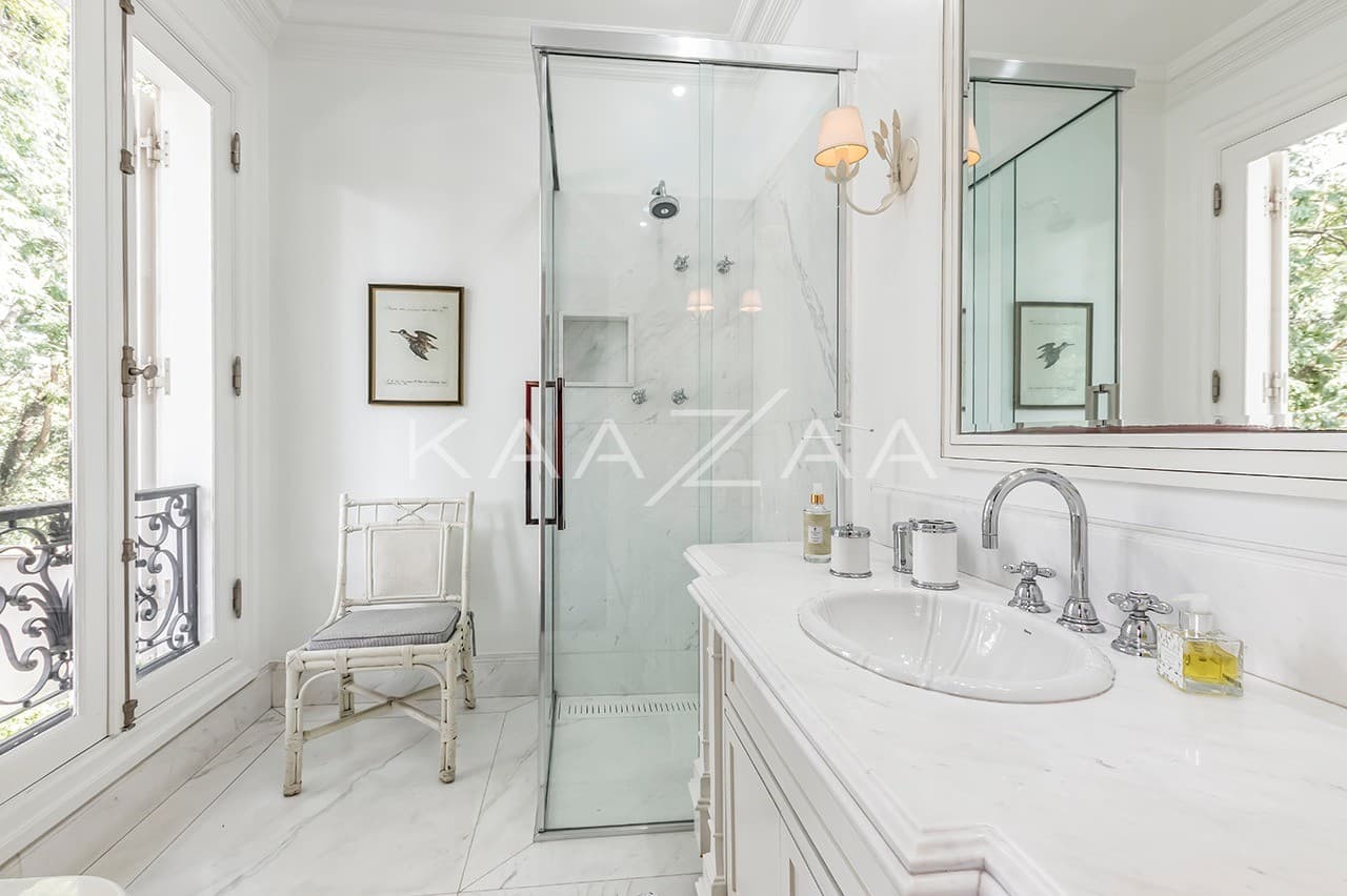 A estética clássica e impecável faz desta casa um lar exuberante. Na melhor localização da Cidade Jardim. - Foto 33