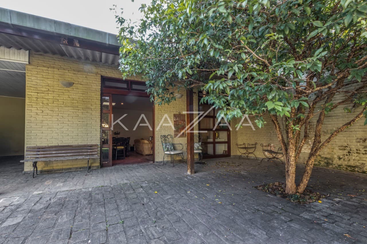 Casa ensolarada e ampla por dentro e por fora. Com localização prática, na Vila Olímpia. - Foto 1