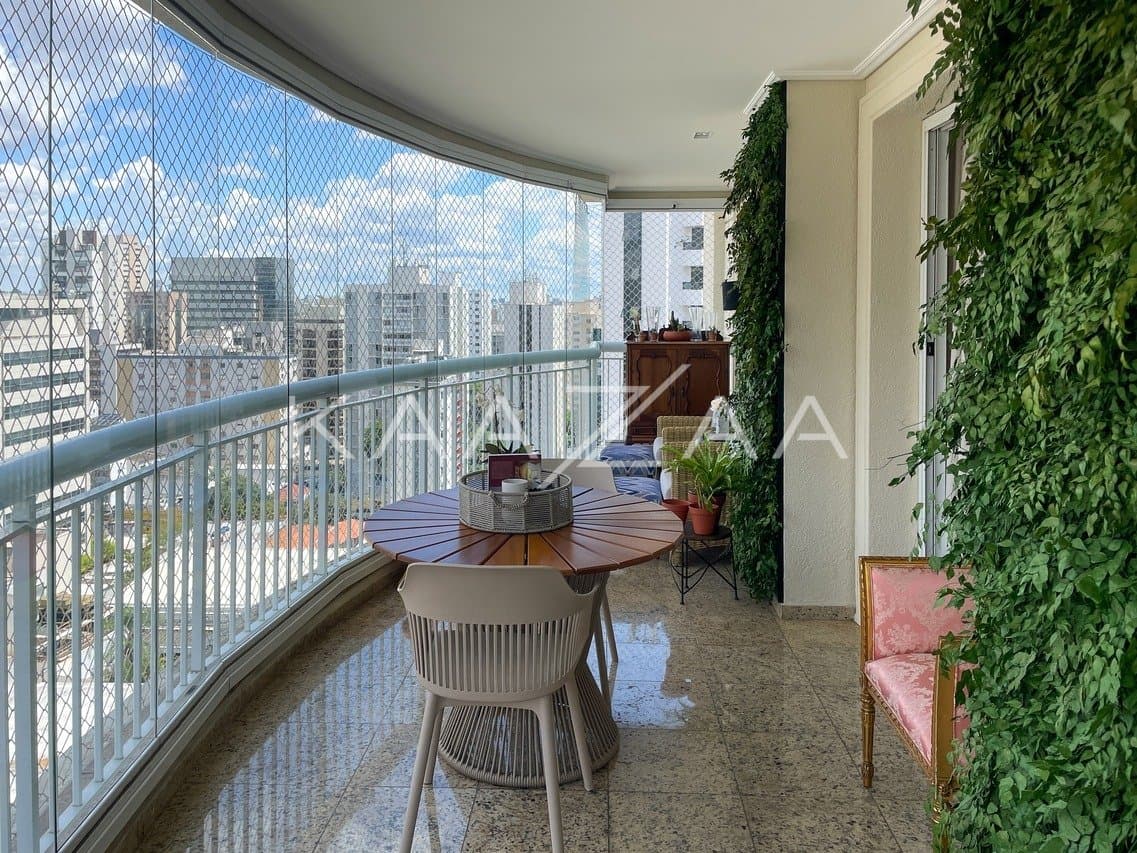 Muito charme e acabamentos impecáveis, neste apartamento em prédio neoclássico no Jardim Paulista. - Foto 4