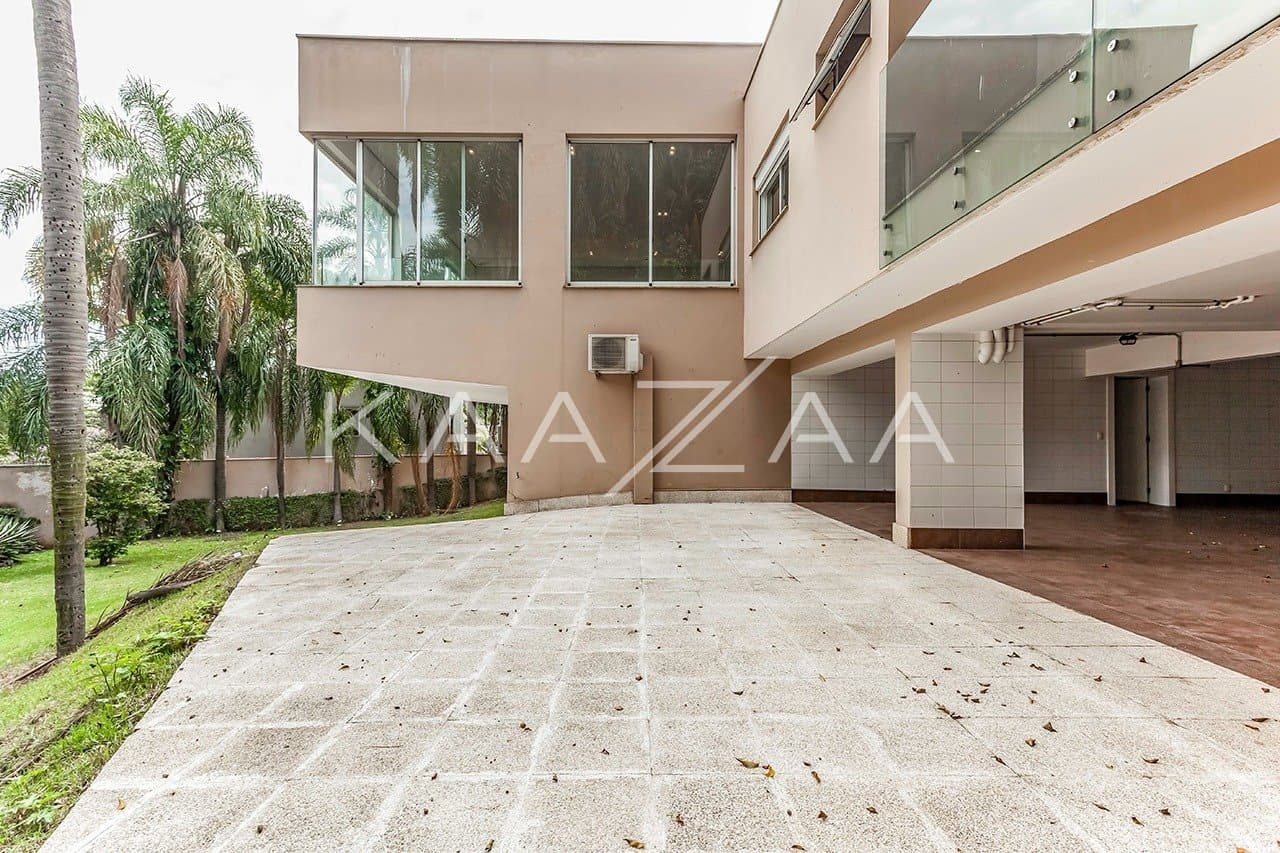 Vista verde, arquitetura moderna e janelões. Casa no Jardim Guelada! - Foto 2