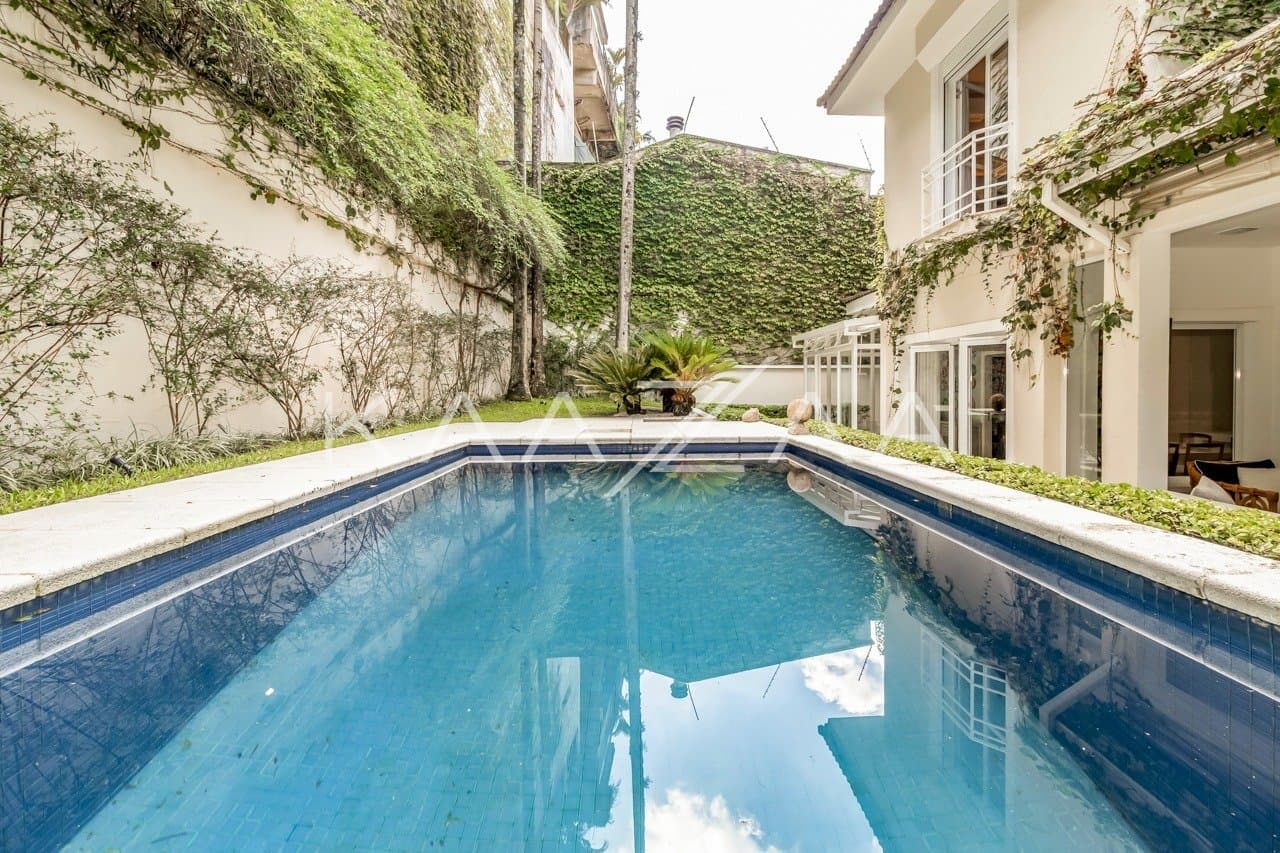 Diversos ambientes agradáveis para uma vida sossegada, nesta casa de condomínio no Jardim Guedala. - Foto 3