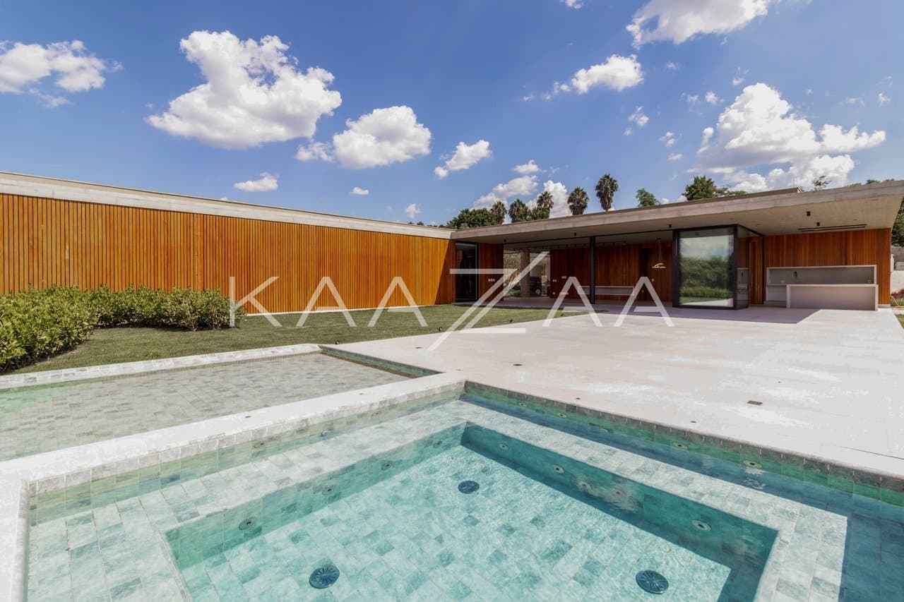 Casa em elegante diálogo com a natureza na Baroneza - Foto 1